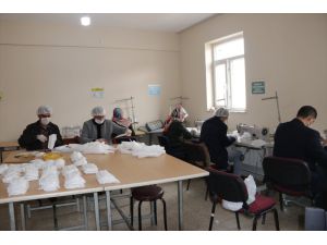 Van'da çeşitli mesleklerden gönüllülerin ürettiği maskeler kurumlara dağıtılıyor