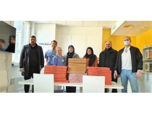 İsveç'te Türk vatandaşlarından sağlık personeline moral için pizza ikramı