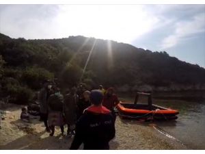 Yunan sahil güvenliğin Türk kara sularına bıraktığı 26 sığınmacı kurtarıldı