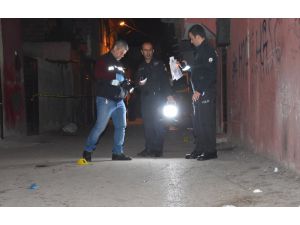 Adana'da silahlı saldırıya uğrayan 2 kişi yaralandı