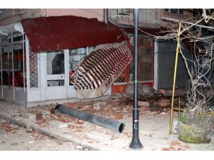 Elazığ'da 5 katlı apartmanın çatısı çöktü