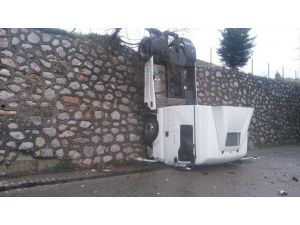 Kocaeli'de istinat duvarından düşen tırın sürücüsü yaralandı