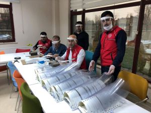 Bitlis'te gönüllü gençler sağlık çalışanları için siperlikli maske üretiyor