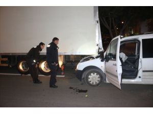 Adana'da park halindeki tıra çarpan kamyonetin şoförü olay yerinden kaçtı