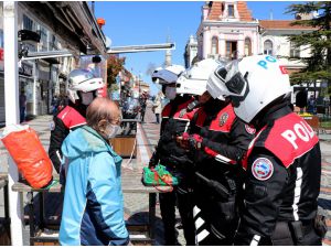 Edirne'de caddede dolaşan Şükrü dedeyi polisler evine bıraktı