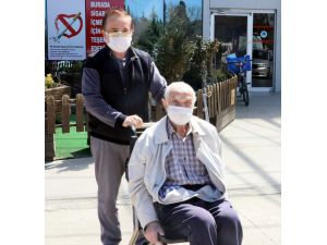 Samsun'da 96 yaşındaki baba ile 65 yaşındaki oğlu koronavirüsü yenerek taburcu edildi