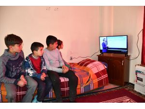 Televizyonları olmadığı için EBA TV'yi izleyemeyen kardeşlerin yardımına Türk Kızılay yetişti