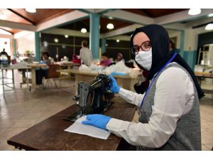 Antalya'da bir kişi daha çok maske üretilsin diye 60 yıllık dikiş makinesini bağışladı