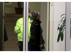 GÜNCELLEME - Apartmanın merdiven korkuluklarına sıvı süren kadın gözaltına alındı