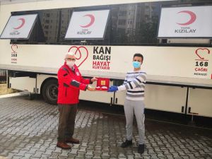 Adana'da Kovid-19 tedavisi tamamlanan sağlık çalışanından plazma bağışı