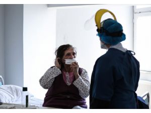 AA ekibi, "Kovid-19"u yenen hastaları odalarında görüntüledi