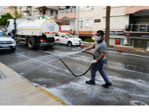 Antalya'da temizlik ve dezenfeksiyon işlemleri aralıksız sürüyor
