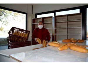 Muğla'da bir gazeteci evden çıkamayanlara 1500 ekmeği ücretsiz dağıttı