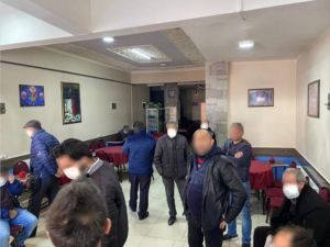 Sivas'ta Kovid-19 tedbirlerine uymayan kahvehanedeki 10 kişiye para cezası kesildi