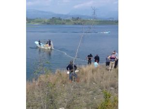 Arkadaşlarıyla baraj gölünde balık avına çıktığı kayık devrilince suda kayboldu