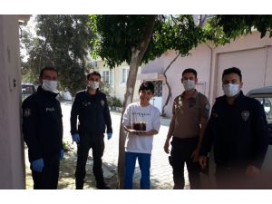 Aydın'da polisten 12 yaşına basan çocuğa pastalı doğum günü sürprizi