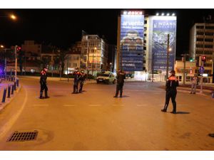 İzmir'de yasağın sona ermesinin ardından polis ekipleri vatandaşları uyardı