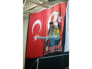 Milli cimnastikçi Ümit Şamiloğlu'nun altın madalya sevinci: