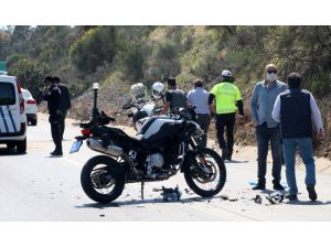 İzmir'de kamyona çarpan motosikletli trafik polisi ağır yaralandı