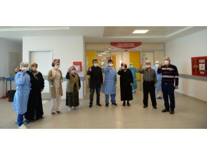Sinop'ta koronavirüsü yenen 8 kişi alkışlarla tabucu oldu