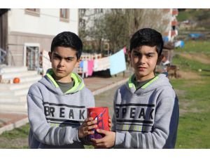 Bingöl'de yetim ikizler, kumbaralarındaki parayı kampanyaya bağışladı