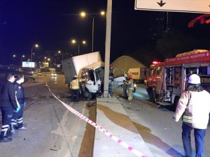Sarıyer'de direğe çarpan kamyonetin sürücüsü hayatını kaybetti