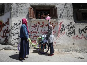 Gazzeliler karantina günlerinde bisikletle çocuklara kitap götürüyor