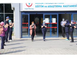 Bursa'da koronavirüsü yenen hasta alkışlarla taburcu edildi