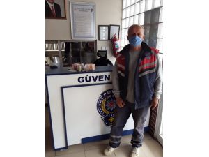 Karabük'te temizlik işçisi bulduğu cüzdanı polise teslim etti