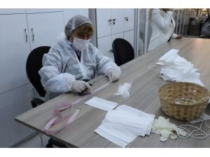 Isparta'da belediyenin atölyelerinde günde 20 bin maske üretiliyor