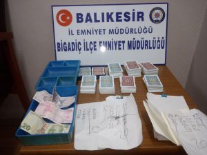 Balıkesir'de evde kumar oynayan 12 kişiye 38 bin lira ceza verildi