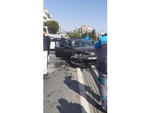 Antalya'da 4 aracın karıştığı trafik kazası MOBESE kamerasına yansıdı