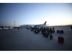 İngiltere'den 349 Türk vatandaşı uçakla Ankara'ya getirildi