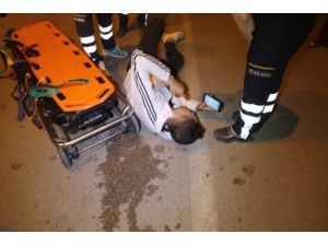 Adana'da refüje çarpan motosikletin sürücüsü yaralandı