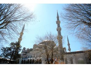 İstanbul'da "camilerin gerdanlığı" mahyalar asılıyor
