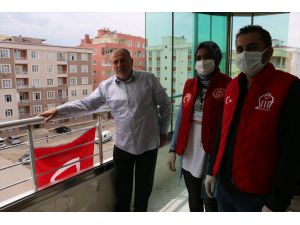 Şehit babası, Vefa Sosyal Destek Grubu'ndan yıpranan Türk bayrağının yerine yenisini istedi