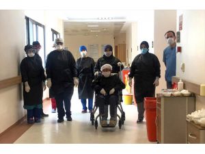 Manisa'da Kovid-19 tedavisi gören 87 yaşındaki 2 hasta şifa buldu