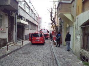 Fatih'te çıkan yangın sonucu 4 katlı metruk bina yıkıldı
