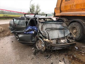 Sakarya'da kamyonla otomobil çarpıştı: 1 ölü, 3 yaralı