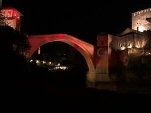 Mostar Köprüsü, TBMM'nin açılışının 100. yılı dolayısıyla Türk bayrağının renklerine büründü