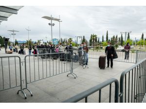 Karadağ'daki 80 Türk vatandaşı ülkeden ayrıldı