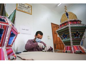 Gazzeli genç, çocukları sevindirmek için "ramazan kandilleri" üretiyor