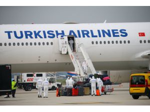 Suudi Arabistan'daki 350 Türk vatandaşı THY uçağıyla İzmir'e getirildi