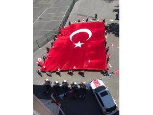 İstanbul polisinden 23 Nisan kutlaması