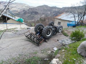 Malatya'da devrilen traktörün altında kalan sürücü ile kızı öldü
