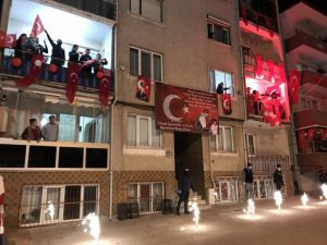 Trakya'da vatandaşlar 23 Nisan'da İstiklal Marşı'nı balkonlarında okudu