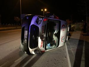 Kayseri'de ambulansla otomobil çarpıştı: 3 yaralı