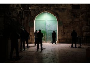 Doğu Kudüslüler teravih namazını Mescid-i Aksa’nın kapılarında kılıyor