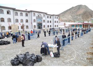 Erzurum'un Oltu ilçesinde vatandaşlara 10 bin maske dağıtıldı