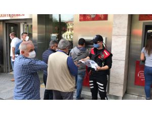 Adana'da polis, banka önlerinde sıra bekleyenlere maske dağıttı